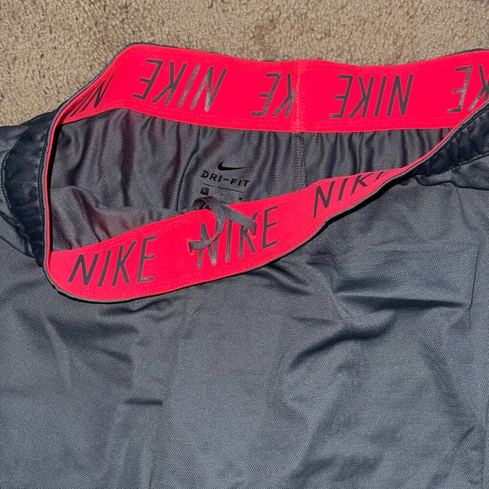 Nike Dri-Fit Women Short Activewear Athletic 30x15 Size Medium Grey Training Run - Picture 2 of 7
